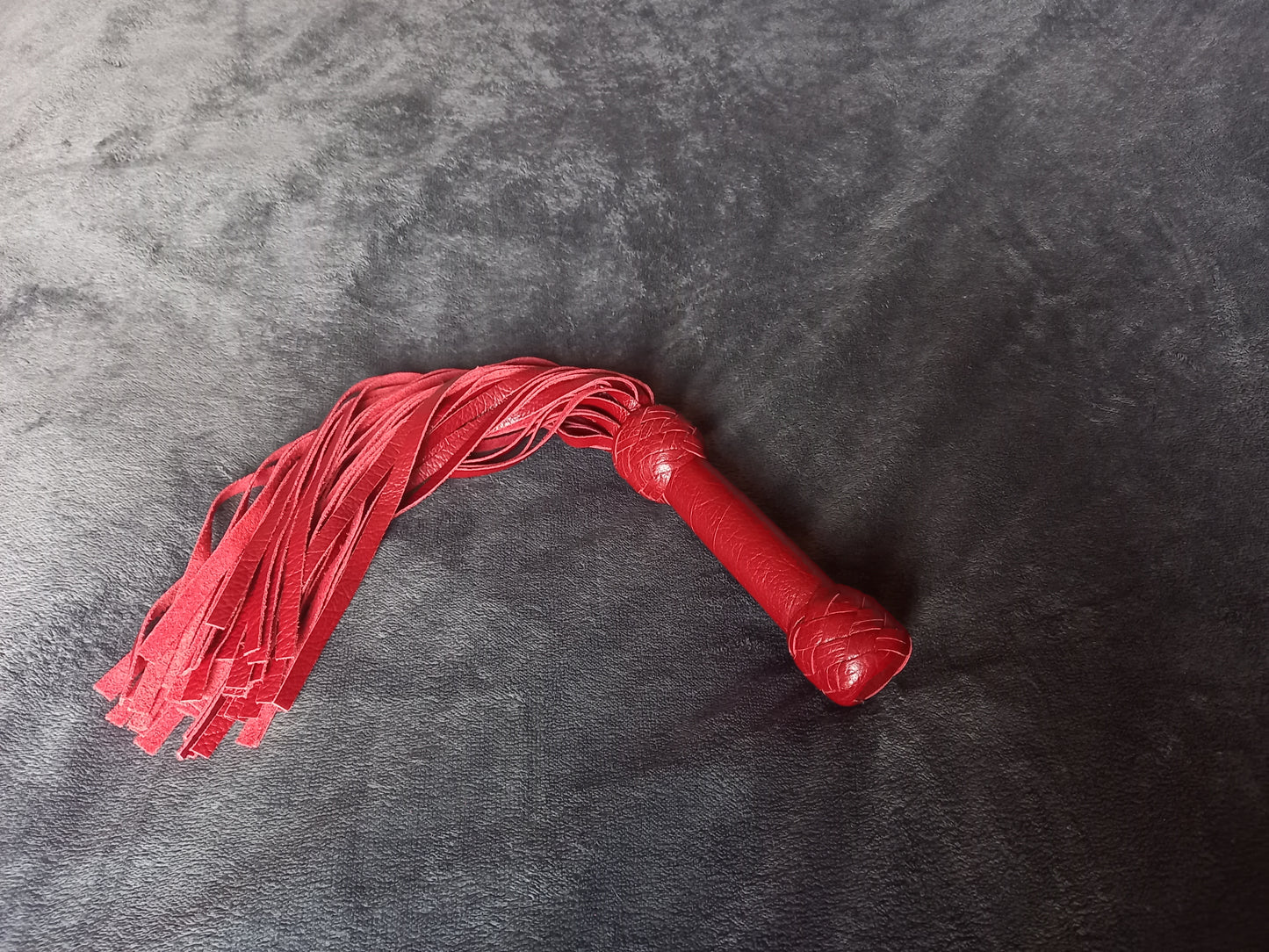 La grande main rouge