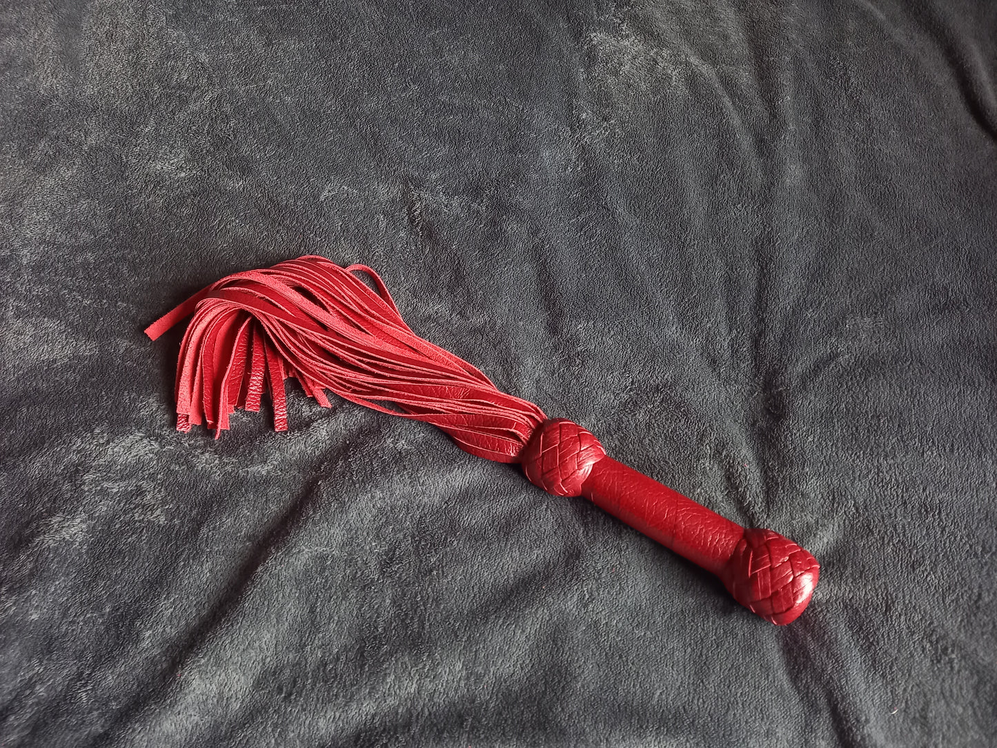 La grande main rouge