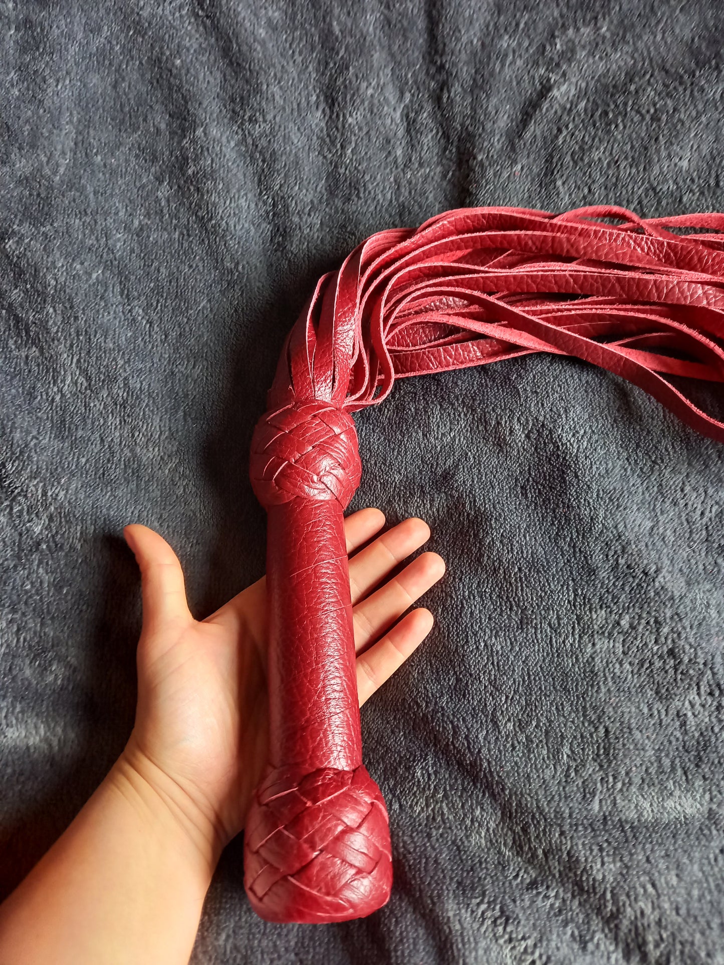 La grande main rouge